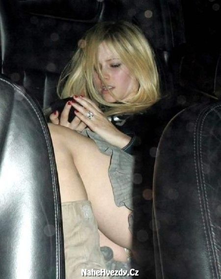 Nahá Avril Lavigne. Fotka - 24